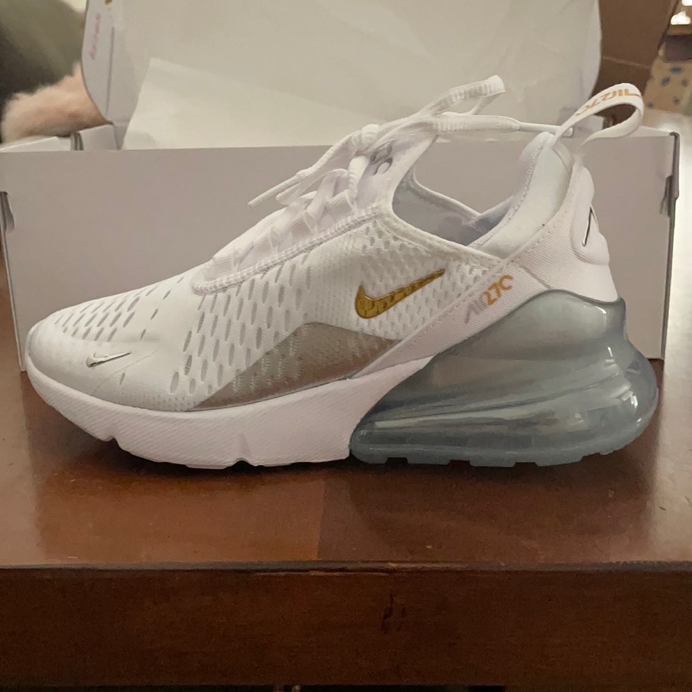 Never worn Nike Air Max 270 ESS